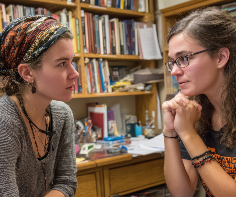 Zwei jungen Frauen schauen sich und sprechen miteinander. 