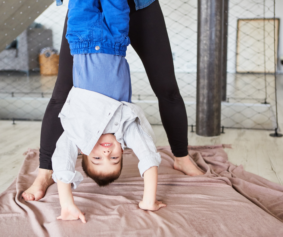 Junge beim Spielen im Handstand
