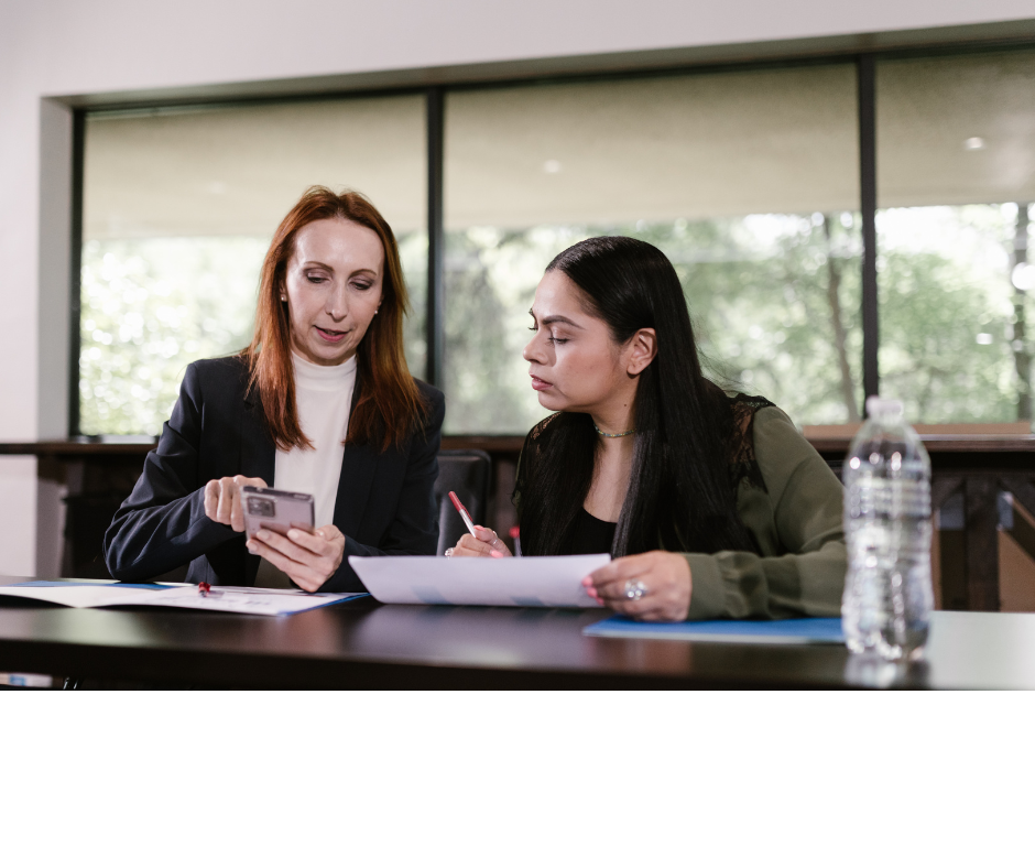 2 Frauen arbeiten am Laptop und besprechen sich dabei