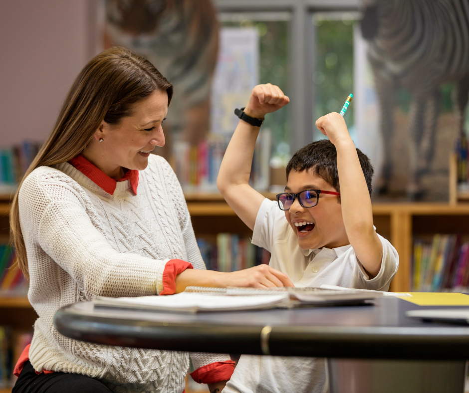Junge beim Lernen mit seiner Nachilfelehrerin