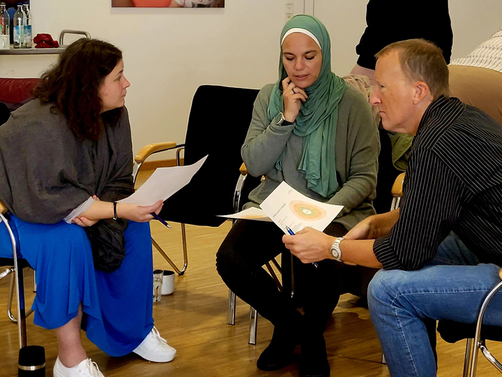 Arbeitskreis Diversität: Drei Teilnehmende tauschen sich aus.