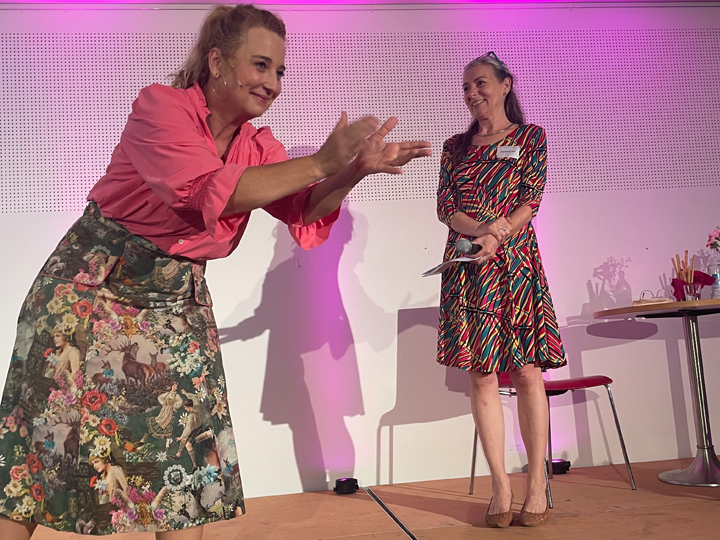 Kabarettistin Constanze Linder und Ehrenamtskoordinatorin Mechthild Laier