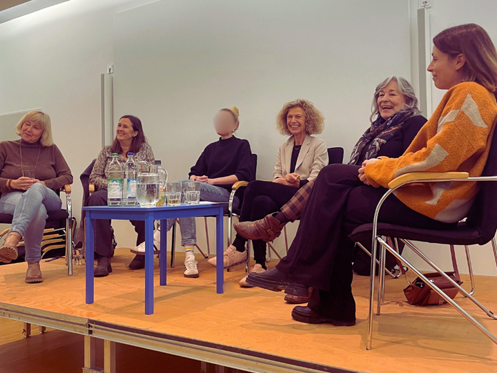 Fünf Frauen auf dem Podium.