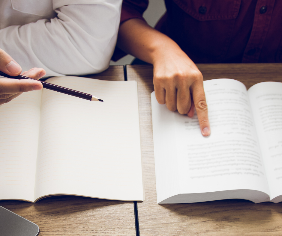 Beim Lernen mit Lehrbuch und Schreibheft