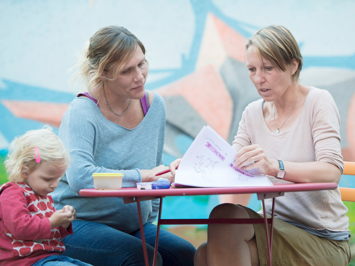 Monika Schreiegg im Gespräch mit einer Familie.