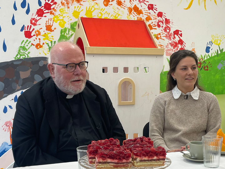 Kardinal Reinhard Marx, der Erzbischof von München und Freising, mit Sabrina Leidenroth, Leiterin des Flexiheims.