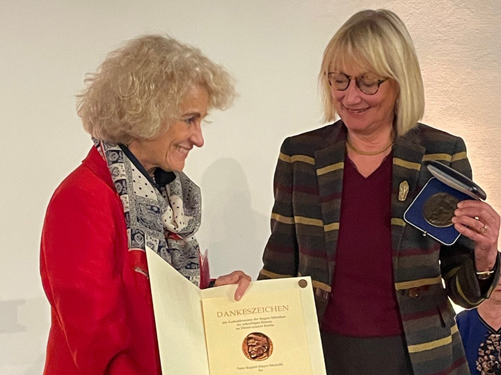 Hiltrud Schönheit, Vorsitzende des Katholikenrats, überreicht Federica Silberkuhl-Schwarz  die Pater-Rupert-Mayer-Medaille.