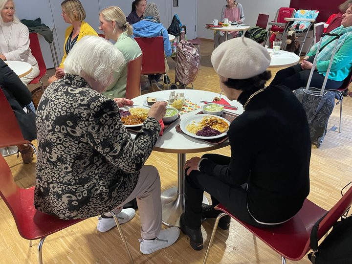 Frauen beim Essen
